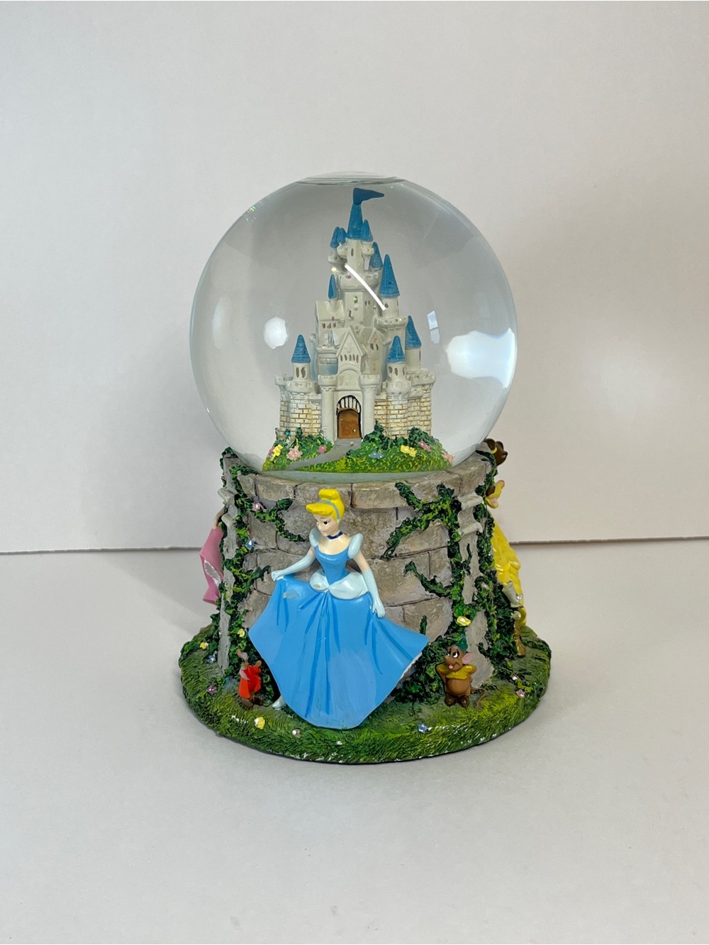 Disney Princesses Hallmark Cinderella Castle Snow Globe Aurora Belle Princess